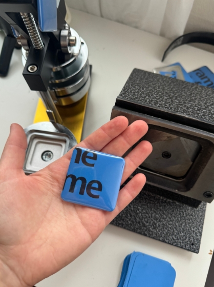 Máquina para Pegar Botones en  - Pin Button Badge reseña y precio